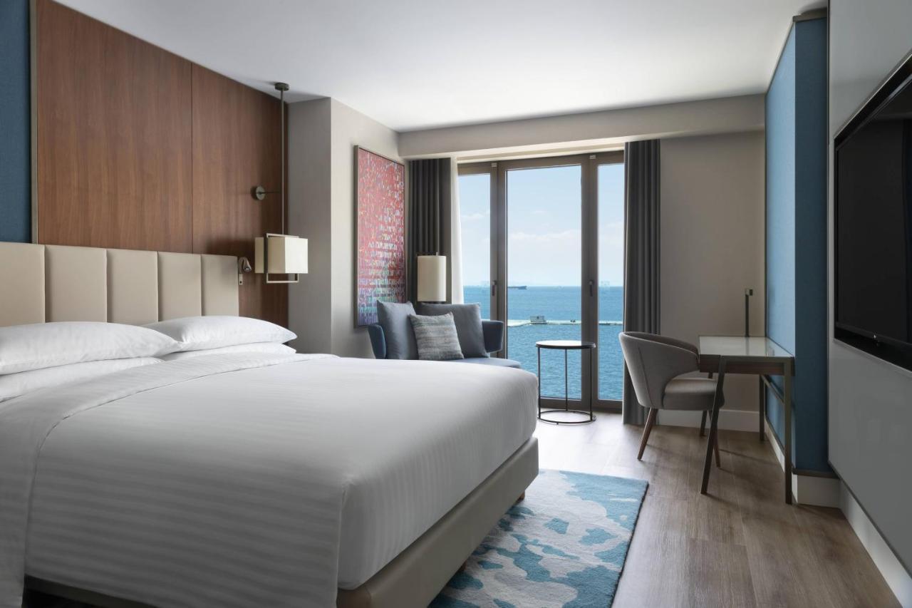 Izmir Marriott Hotel 외부 사진 A guest room at the Hilton Athens