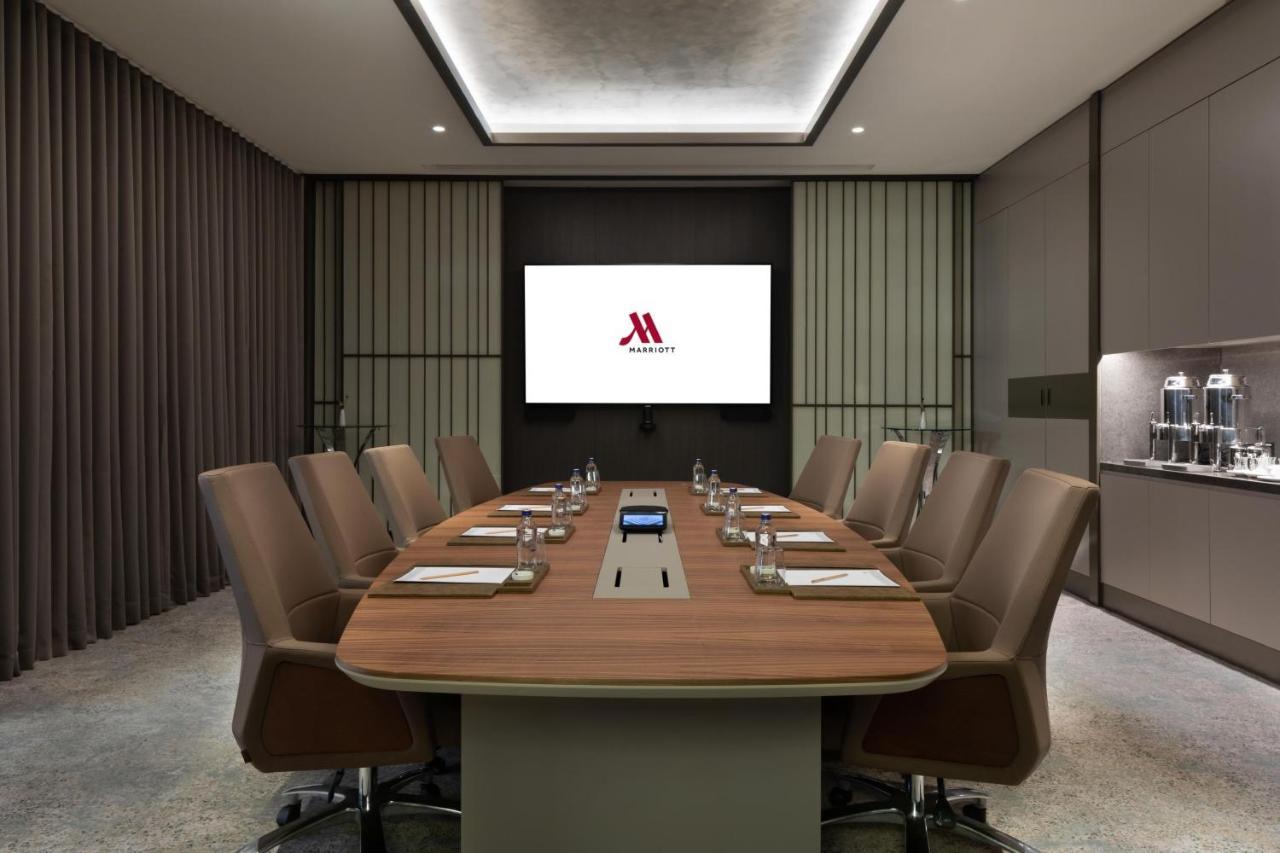 Izmir Marriott Hotel 외부 사진 A boardroom at a hotel