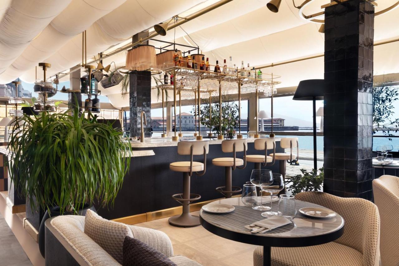 Izmir Marriott Hotel 외부 사진 The bar at the top of the hotel