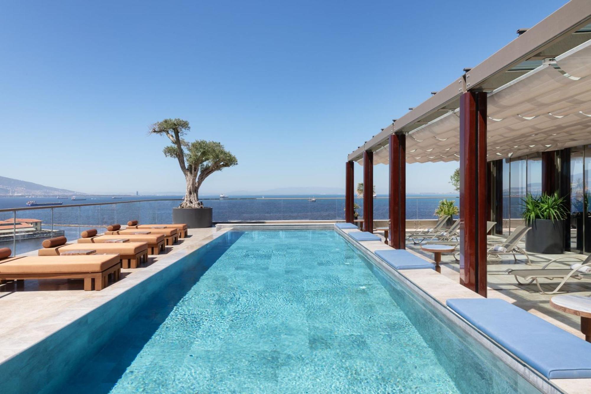Izmir Marriott Hotel 외부 사진 The pool at the 12th floor