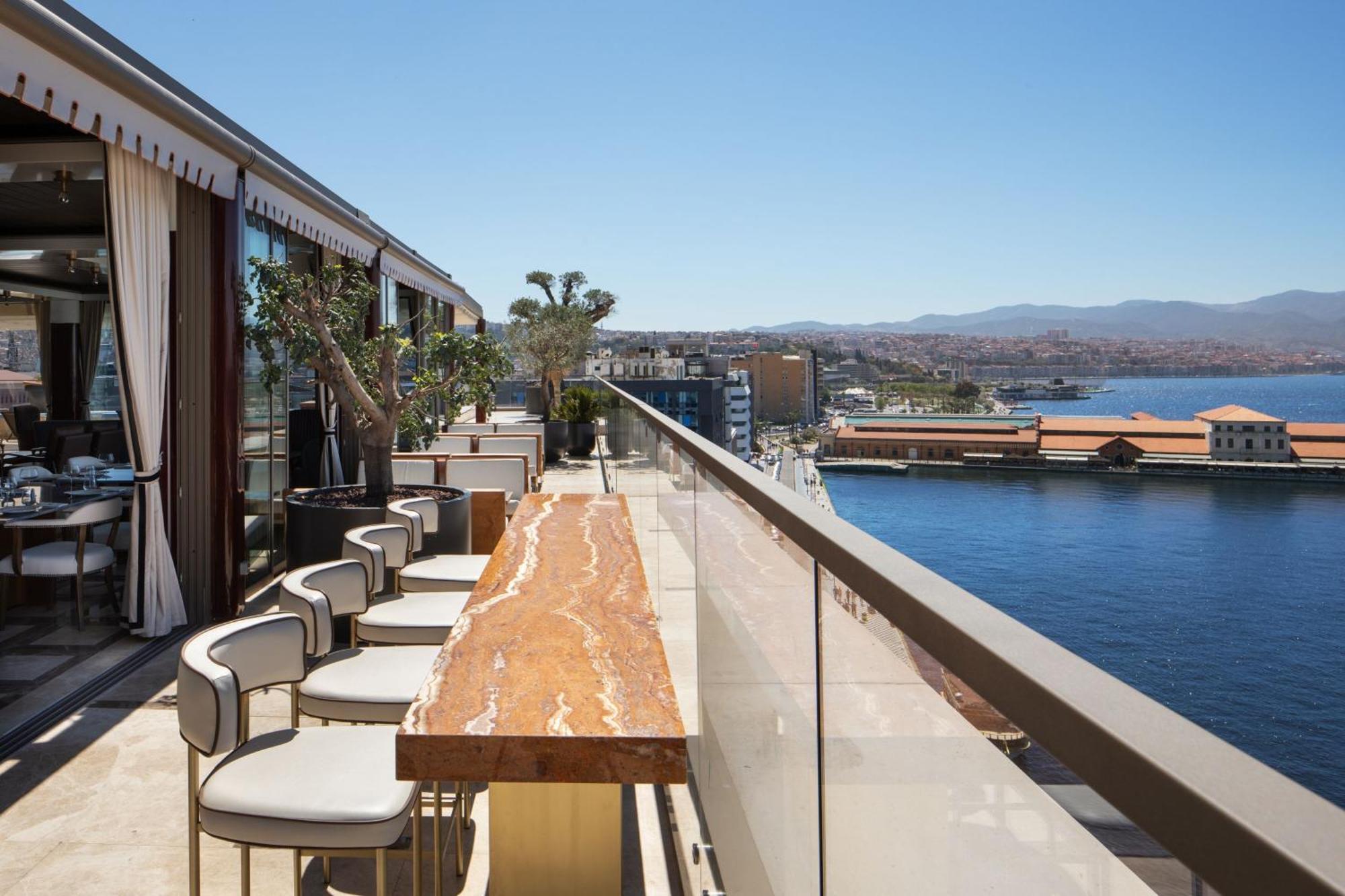 Izmir Marriott Hotel 외부 사진 View from the rooftop bar