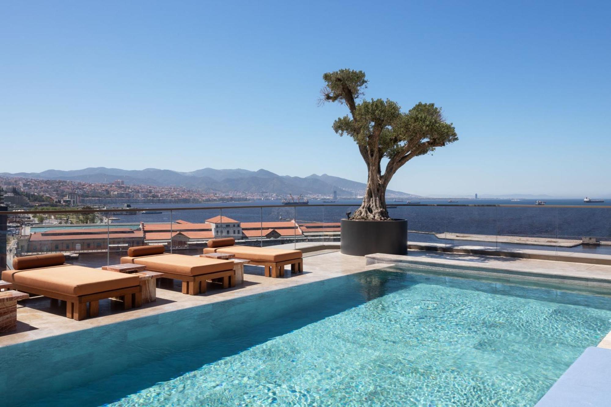 Izmir Marriott Hotel 외부 사진 The pool at the 12th floor