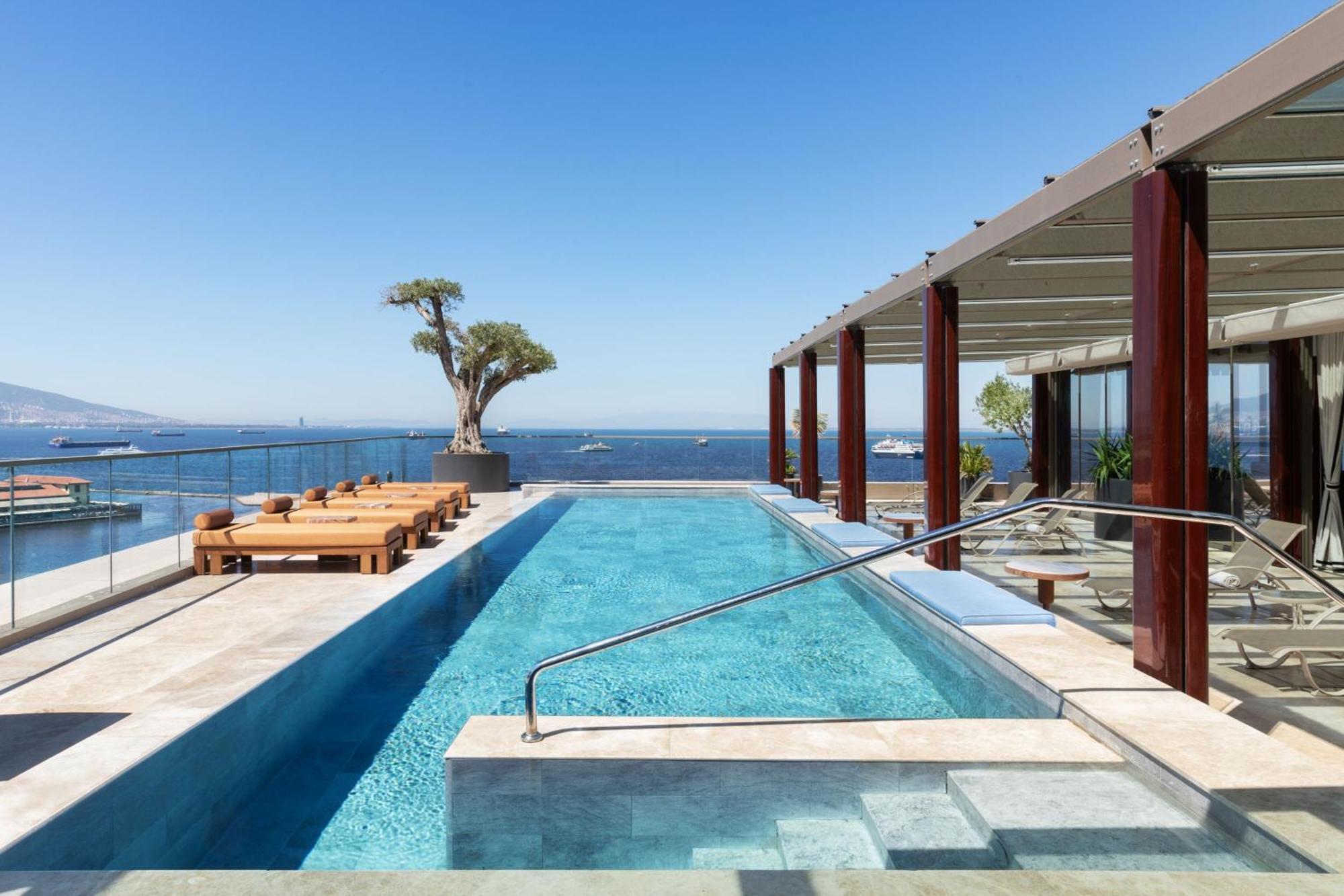 Izmir Marriott Hotel 외부 사진 The pool at the hotel