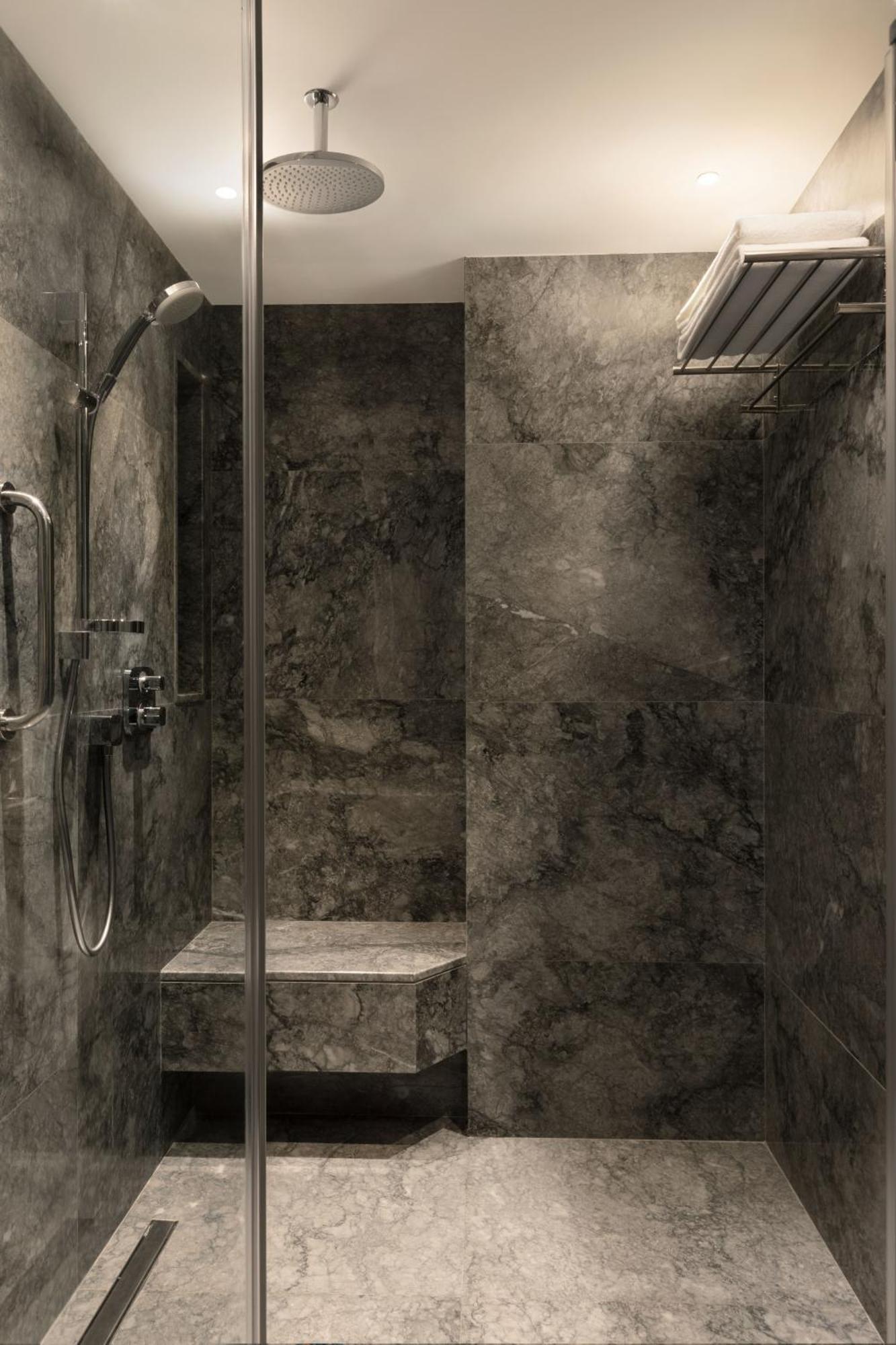 Izmir Marriott Hotel 외부 사진 A shower