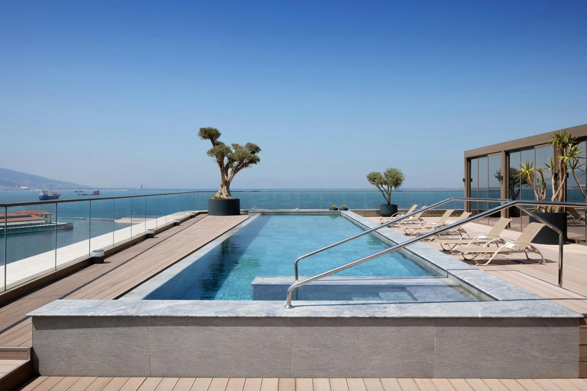 Izmir Marriott Hotel 외부 사진 The pool at the hotel