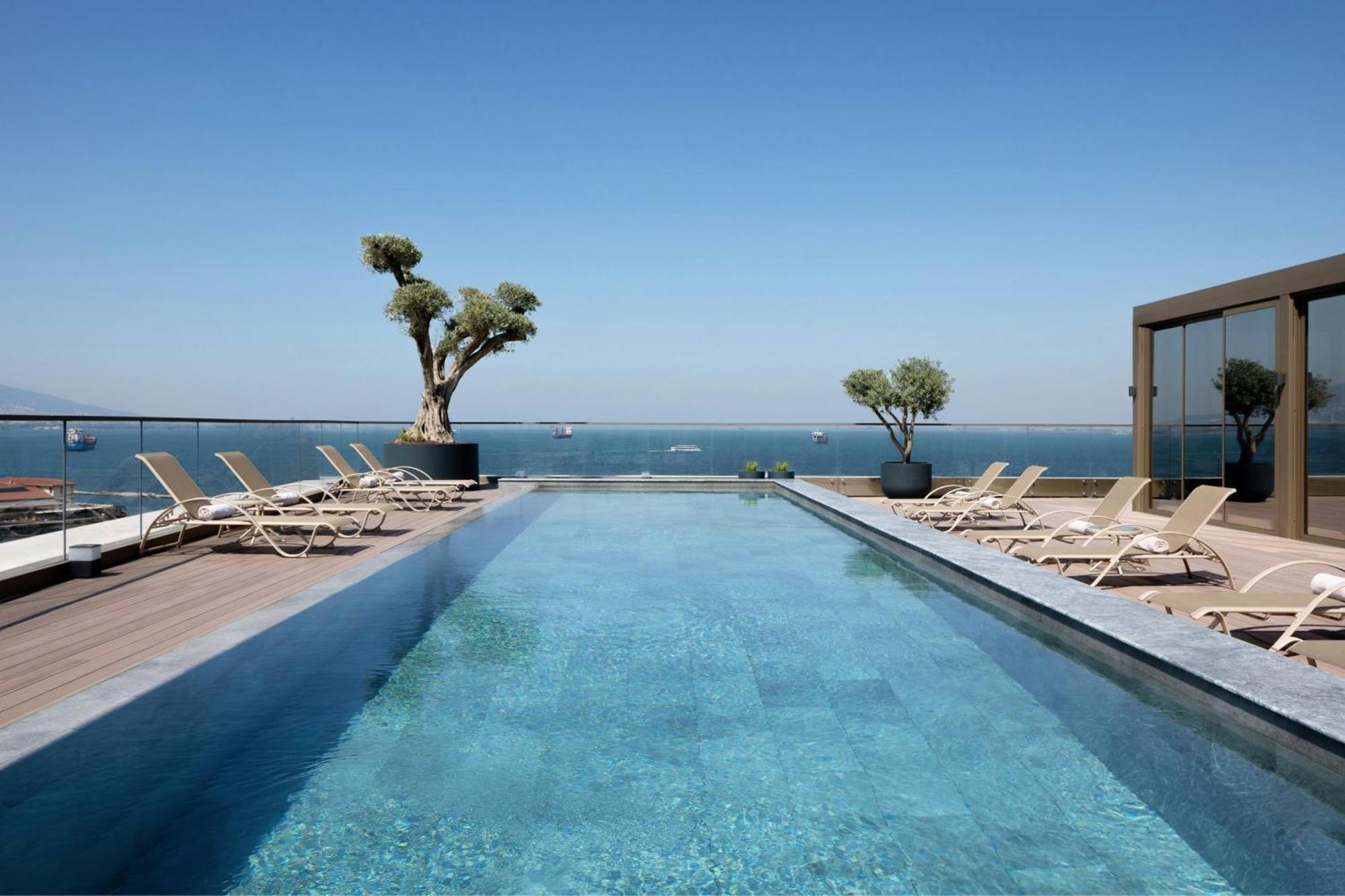 Izmir Marriott Hotel 외부 사진 The rooftop pool at the hotel