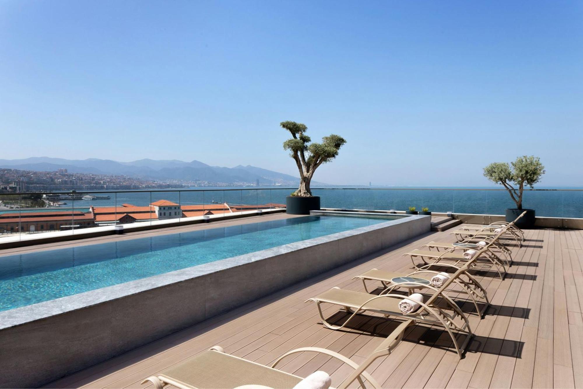 Izmir Marriott Hotel 외부 사진 Rooftop pool at the Hotel